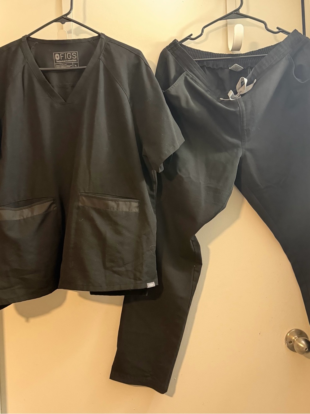 FIGS Women’s Black Scrub Top & Kade Straight Pants Set